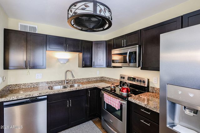 2605 W ROSE Lane B-202, Phoenix, AZ 85017