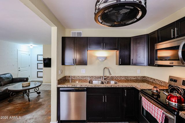 2605 W ROSE Lane B-202, Phoenix, AZ 85017