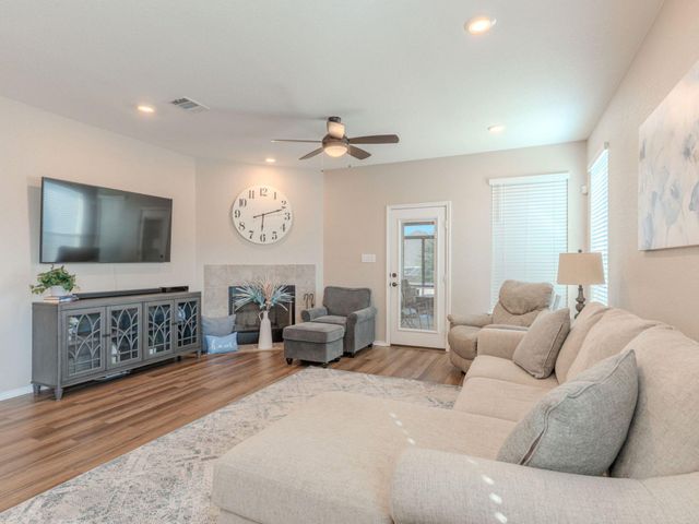 100 Kennicott DR, Kyle, TX 78640