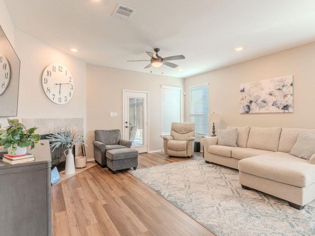 100 Kennicott DR, Kyle, TX 78640