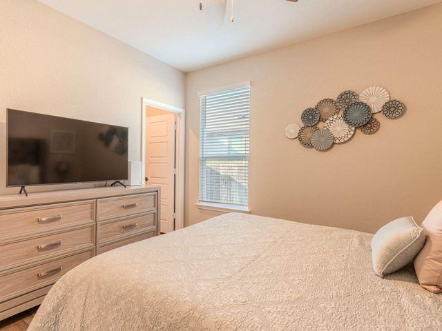 100 Kennicott DR, Kyle, TX 78640
