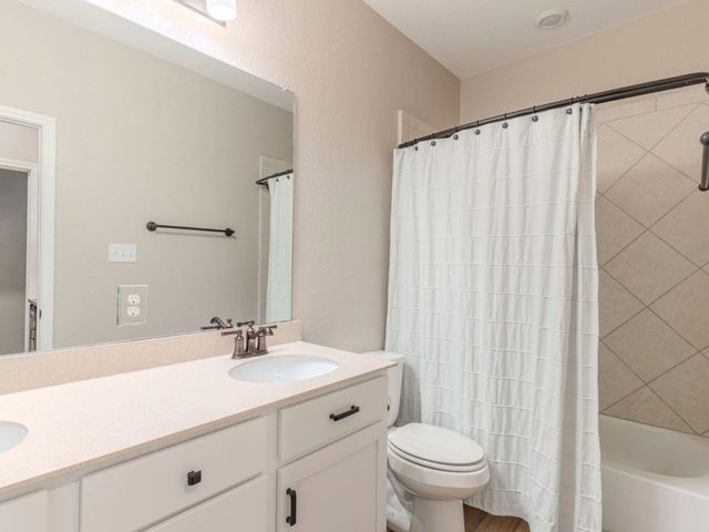 100 Kennicott DR, Kyle, TX 78640