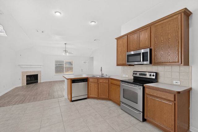 1320 Clearwater Drive, Grand Prairie, TX 75052