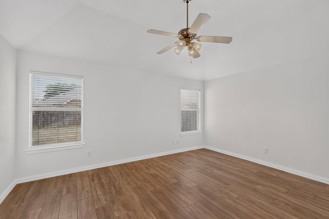 1320 Clearwater Drive, Grand Prairie, TX 75052