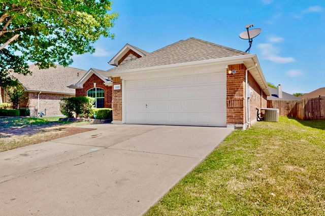 1320 Clearwater Drive, Grand Prairie, TX 75052