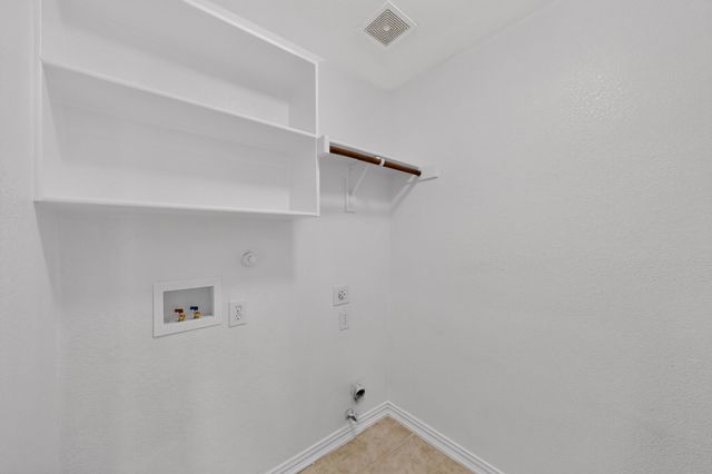 1320 Clearwater Drive, Grand Prairie, TX 75052