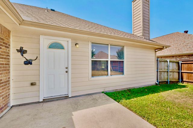 1320 Clearwater Drive, Grand Prairie, TX 75052