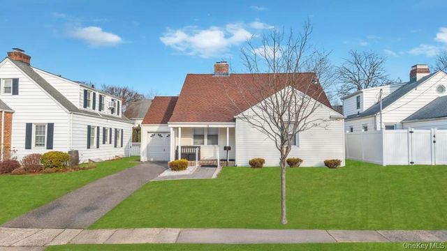 88 Krug Place, Mineola, NY 11501