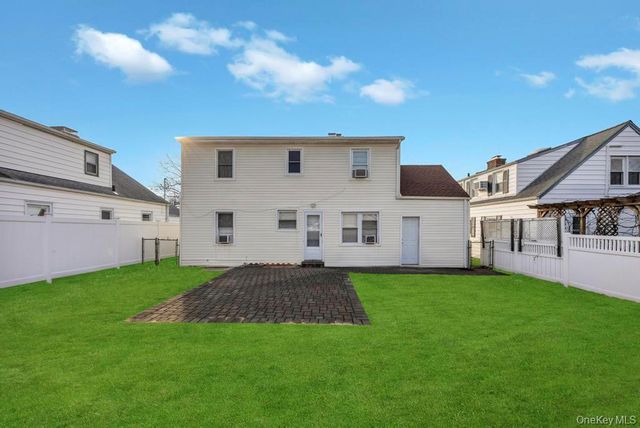 88 Krug Place, Mineola, NY 11501