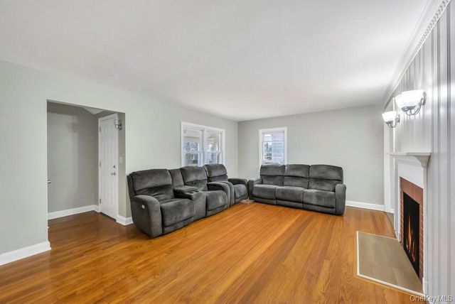 88 Krug Place, Mineola, NY 11501