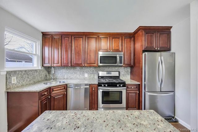 88 Krug Place, Mineola, NY 11501