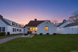 88 Krug Place, Mineola, NY 11501