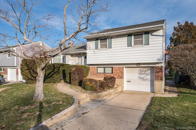 285 Southwood Circle, Syosset, NY 11791