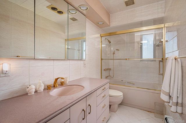 285 Southwood Circle, Syosset, NY 11791