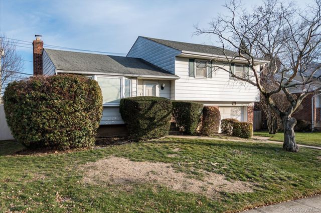 285 Southwood Circle, Syosset, NY 11791