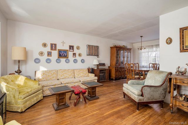 285 Southwood Circle, Syosset, NY 11791