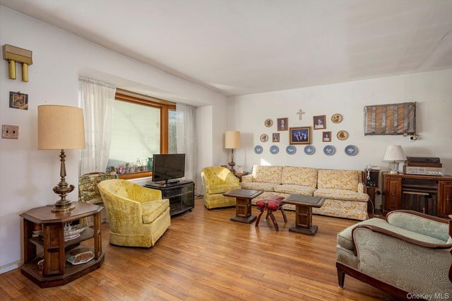 285 Southwood Circle, Syosset, NY 11791