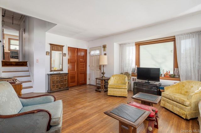 285 Southwood Circle, Syosset, NY 11791