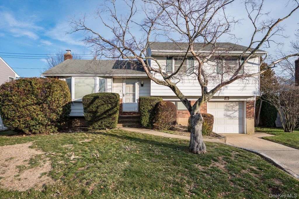 285 Southwood Circle, Syosset, NY 11791