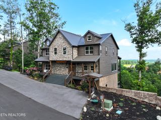 1114 Woodland Trek Lane, Sevierville, TN 37876
