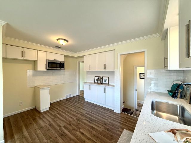 7499 ROBINDALE Avenue, Dearborn Heights, MI 48127