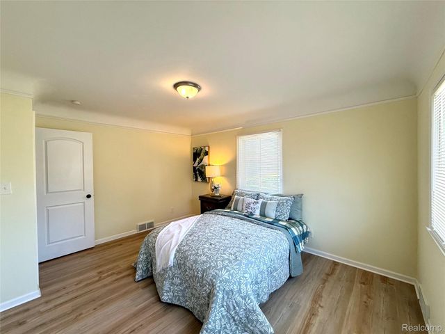 7499 ROBINDALE Avenue, Dearborn Heights, MI 48127