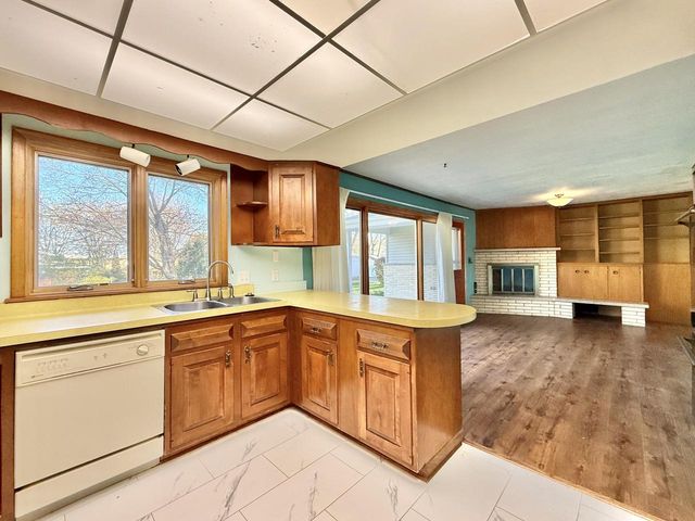 442 Oakland LANE, Elkhorn, WI 53121