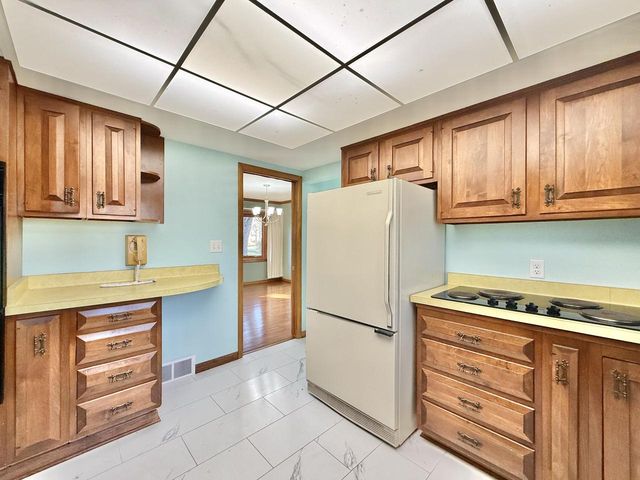 442 Oakland LANE, Elkhorn, WI 53121