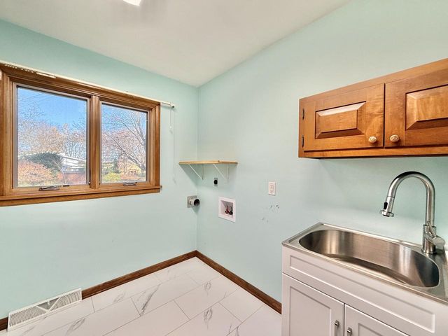 442 Oakland LANE, Elkhorn, WI 53121