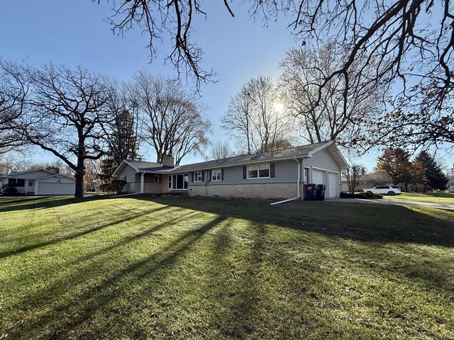 442 Oakland LANE, Elkhorn, WI 53121