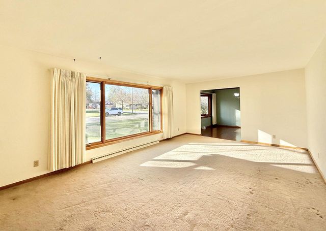 442 Oakland LANE, Elkhorn, WI 53121