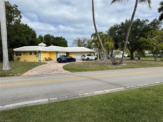780 Fountainhead LN, Naples, FL 34103