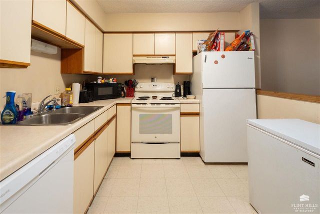 2556 Candle Crest Cir., Manhattan, KS 66503