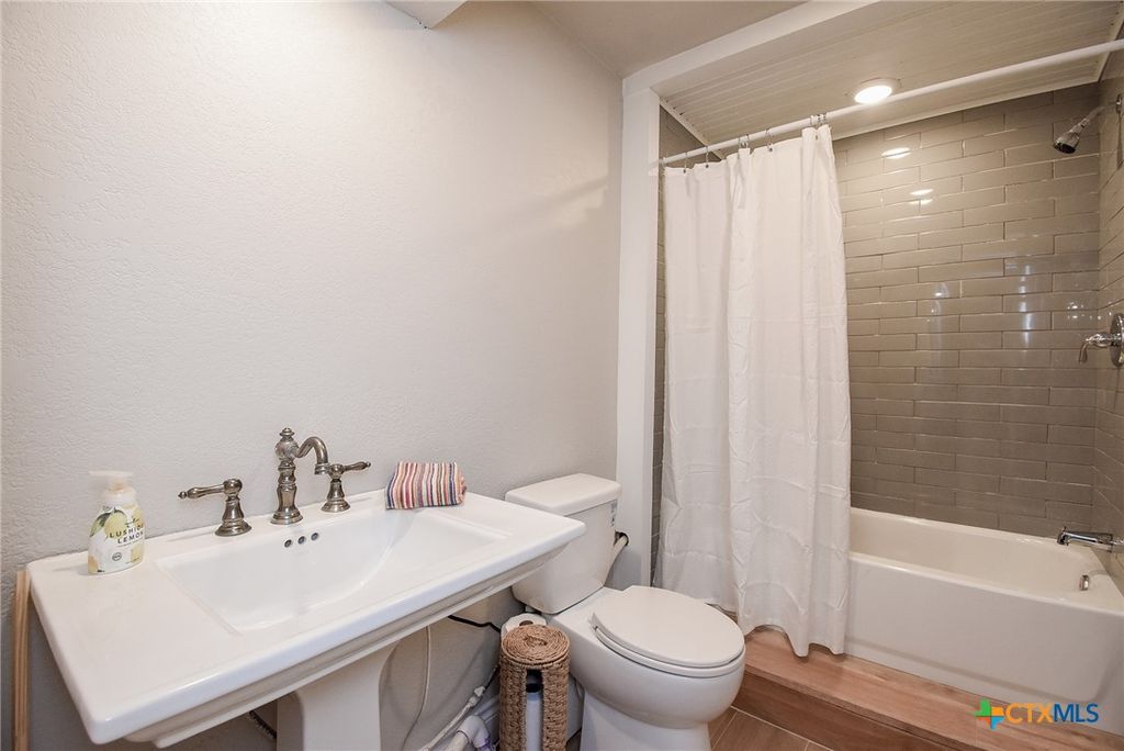 Image 46 of property listing at 965 Porpoise Drive, Palacios, TX 77465