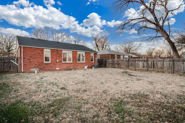 2320 S Alameda Pl, Wichita, KS 67211