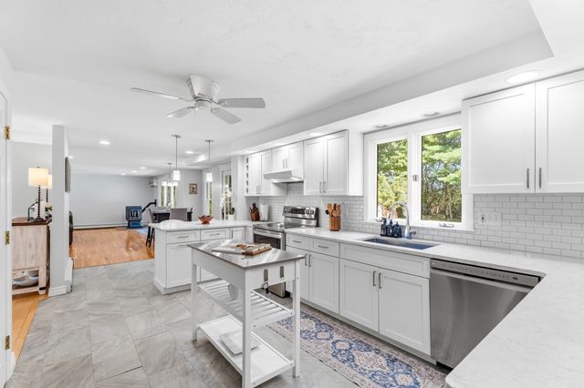 14 King Philip Path, Mendon, MA 01756