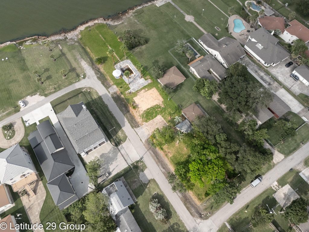 2588 Cliff Drive, Dickinson, TX 77539
