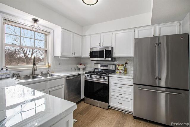 13428 Sequoia Lane, South Lyon, MI 48178