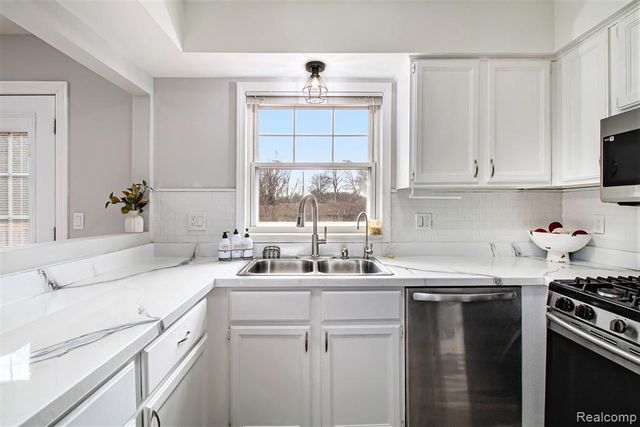 13428 Sequoia Lane, South Lyon, MI 48178