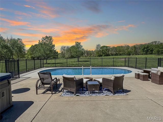 18 Forest Hills Drive, Washington, MO 63090