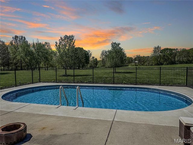 18 Forest Hills Drive, Washington, MO 63090