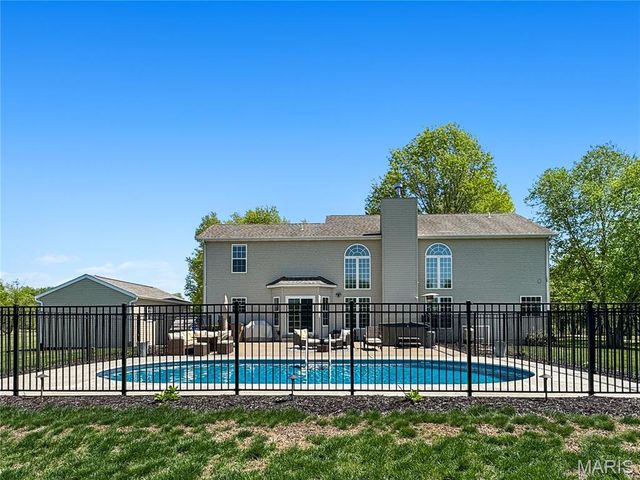 18 Forest Hills Drive, Washington, MO 63090