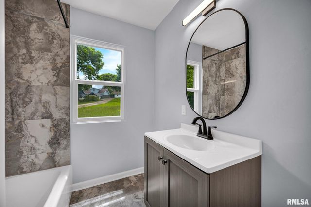 225 GRANDVIEW Avenue, East Peoria, IL 61611
