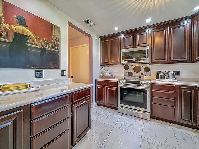 110 ASPEN CIRCLE, Seminole, FL 33777