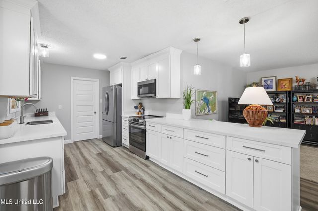 1210 Lancelot Lane, Ocean Springs, MS 39564