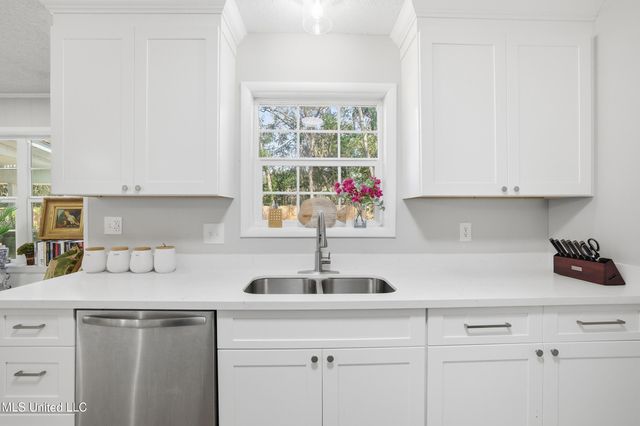 1210 Lancelot Lane, Ocean Springs, MS 39564