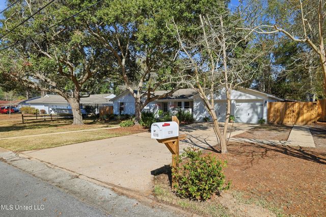 1210 Lancelot Lane, Ocean Springs, MS 39564