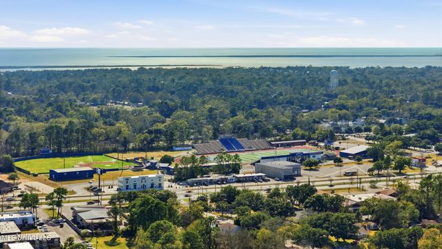 1210 Lancelot Lane, Ocean Springs, MS 39564