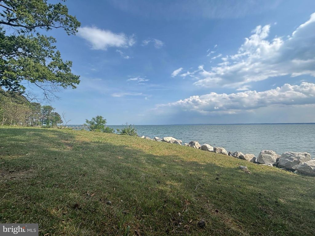Image 5 of property listing at 15567 POTOMAC RIVER DR, Cobb Island, MD 20625