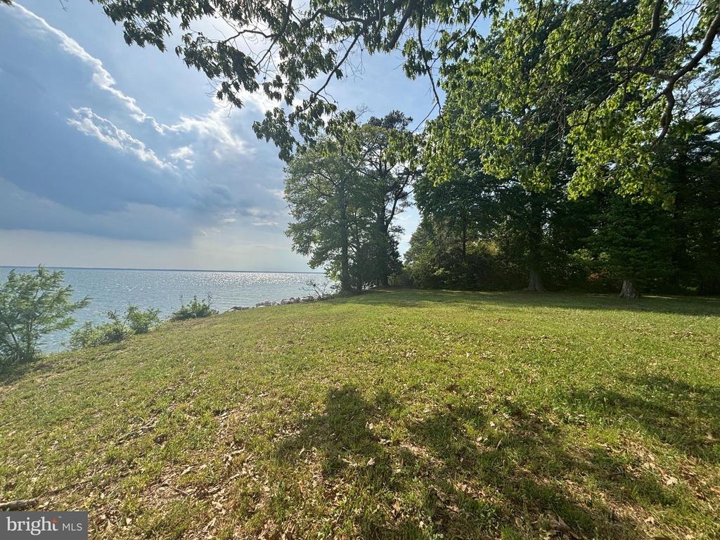 Image 6 of property listing at 15567 POTOMAC RIVER DR, Cobb Island, MD 20625
